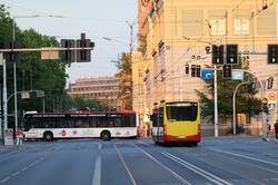 77 proc. Polaków podróżuje komunikacją zbiorową. Co dziesiąty nie płaci za bilet