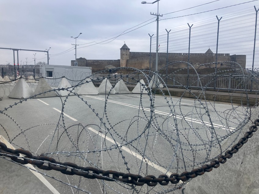 Bodljikave žice i "zmajevi zubi" na mostu