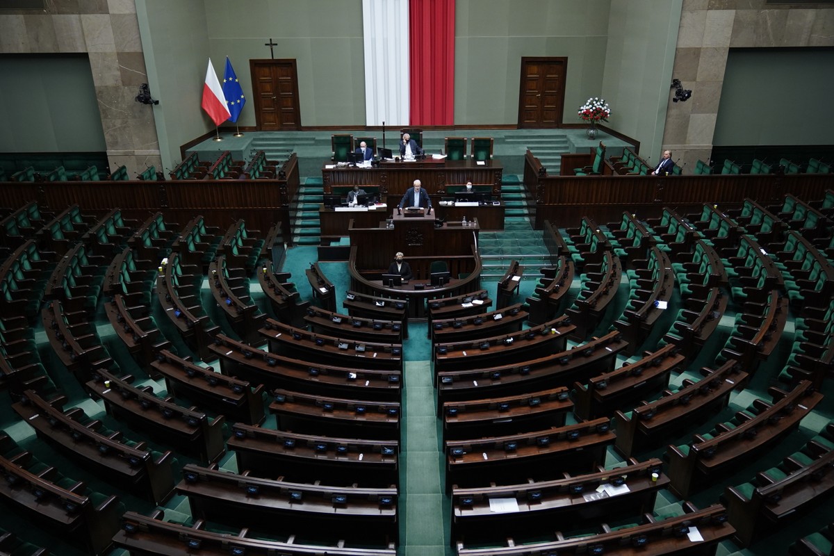Mariusz Dzierżawski przemawiał przy niemal pustej sali obrad.