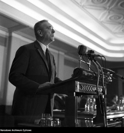 "Pomożecie?". Jak dobrze znasz hasła i powiedzonka PRL-u? [QUIZ]