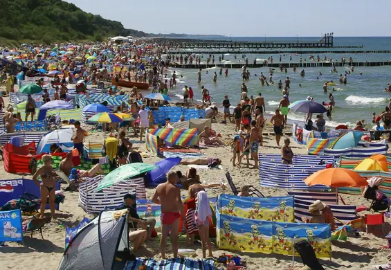 Tragedia na plaży w Stegnie. Mężczyzna zmarł, bo parawany blokowały drogę medykom