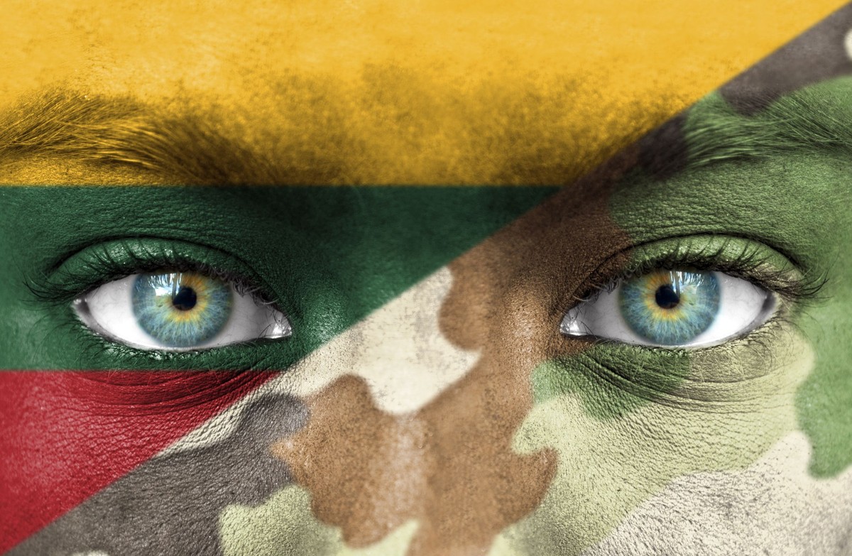 Twarz żołnierza wymalowana w barwy Litwy i barwy moro