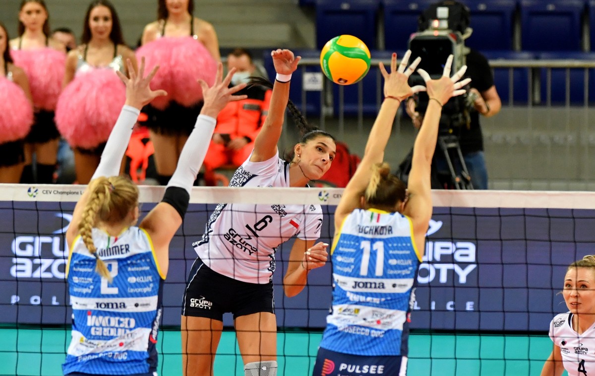 Siatkarka Grupy Azoty Chemika Police Jovana Brakocevic-Canzian (C) oraz Kathryn Plummer (L) i Christina Vuchkova (P) z A. Carraro Imoco podczas meczu grupy E Ligi Mistrzyń