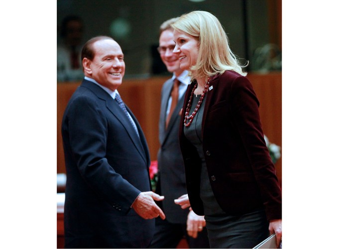 Premier Włoch Silvio Berlusconi spogląda na premier Danii Helle Thorning-Schmidt