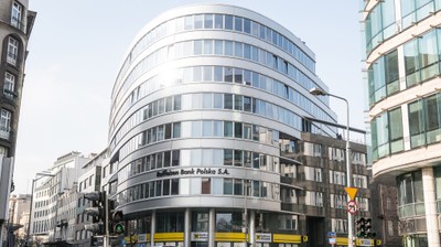 Kredyty frankowe. Raiffeisen Bank Polska zdecydował się na pilotaż ugód wg modelu szefa KNF