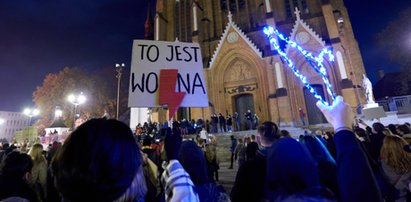 Młodzieżówka PiS gromadzi się przed kościołami