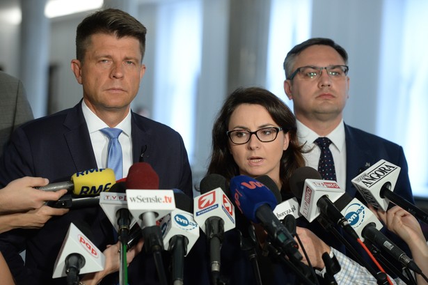 Posłanka Nowoczesnej Kamila Gasiuk-Pihowicz i lider Nowoczesnej Ryszard Petru podczas konferencji prasowej w Sejmie.