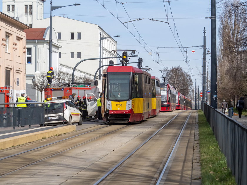 Łódź. Dostawczak zderzył się z tramwajem