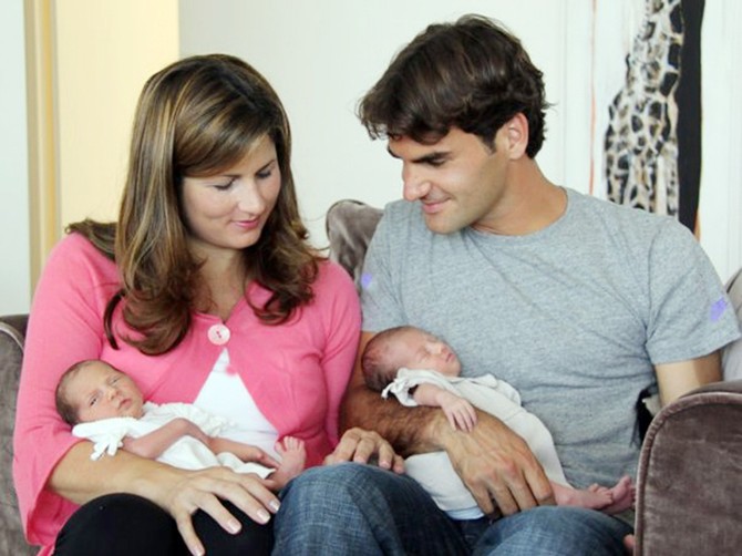 Mirka i Rodžer Federer sa bliznakinjama