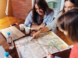 Kto oszczędza, a kto wydaje, czyli jak data urodzin wpływa na sposób podróżowania?