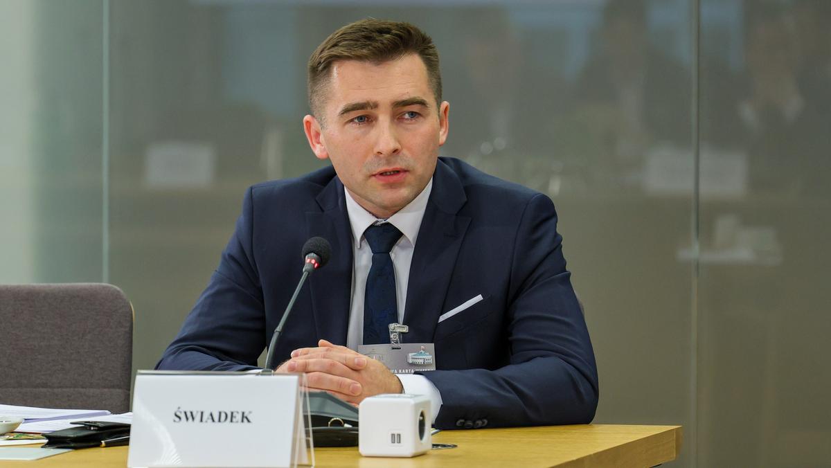 Były prezes Polskiej Agencji Inwestycji i Handlu Paweł Kurtasz podczas posiedzenia sejmowej komisji śledczej ds. afery wizowej