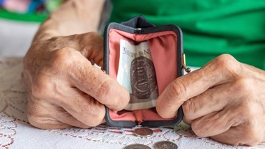 inflacja spada, ale nie w aptekach. sprawdziliśmy, o ile realnie podrożało życie emeryta w 2026 roku