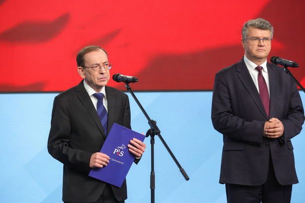 Politycy PiS Mariusz Kamiński (L) i Maciej Wąsik (P) podczas konferencji prasowej w siedzibie PiS