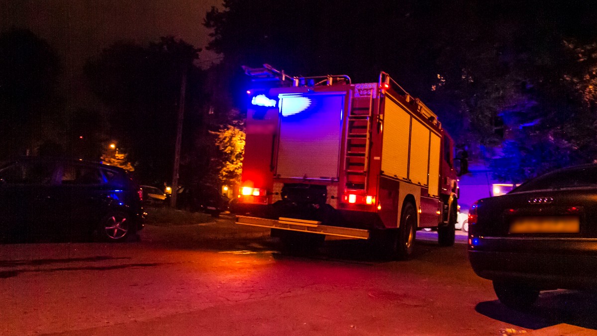 Tragiczne skutki pożaru jednorodzinnego domu w Sędkach w powiecie ełckim. Zginął mężczyzna. Kobieta, która także tam mieszkała, zdołała uciec. Nic się jej nie stało.