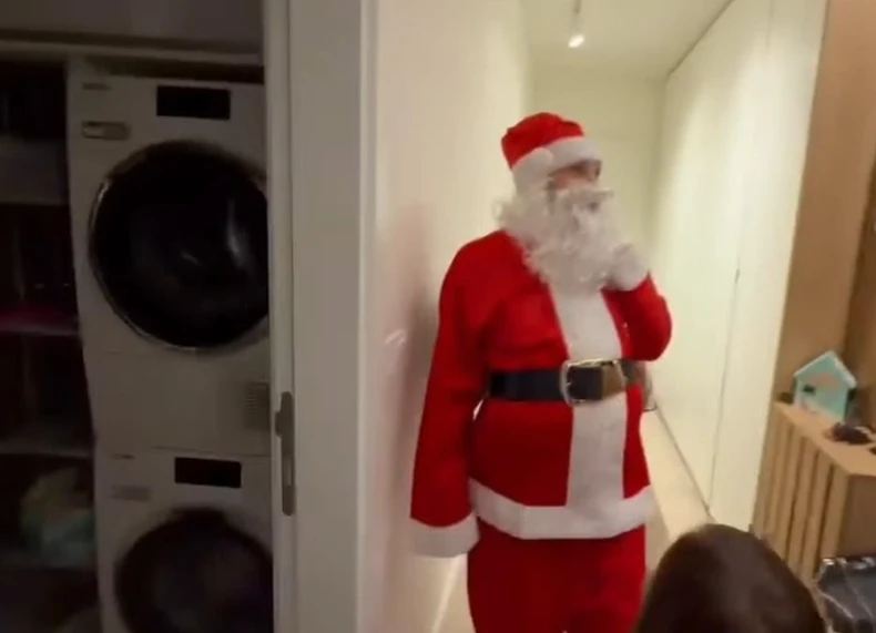 Anabela se prerušila u Deda Mraza, ovakva uletela u stan kod Lune i Marka: Unuke presrećne