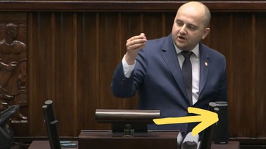 Dariusz Matecki wszedł na mównicę z głośnikiem i "małym Jasiem". "Weź to schowaj!"