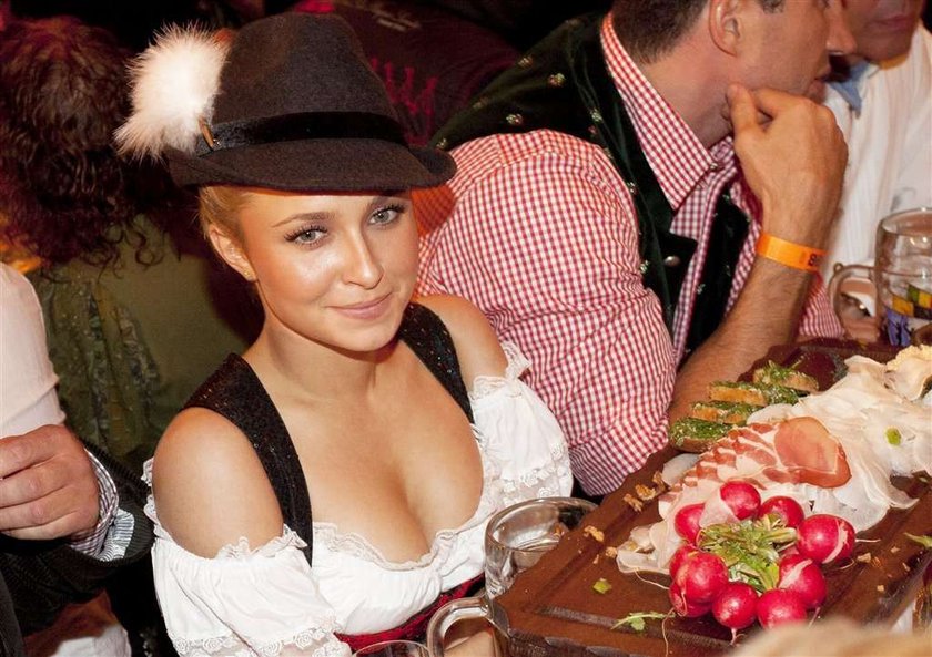 Lolitka pokazuje piersi na Oktoberfest. Foto