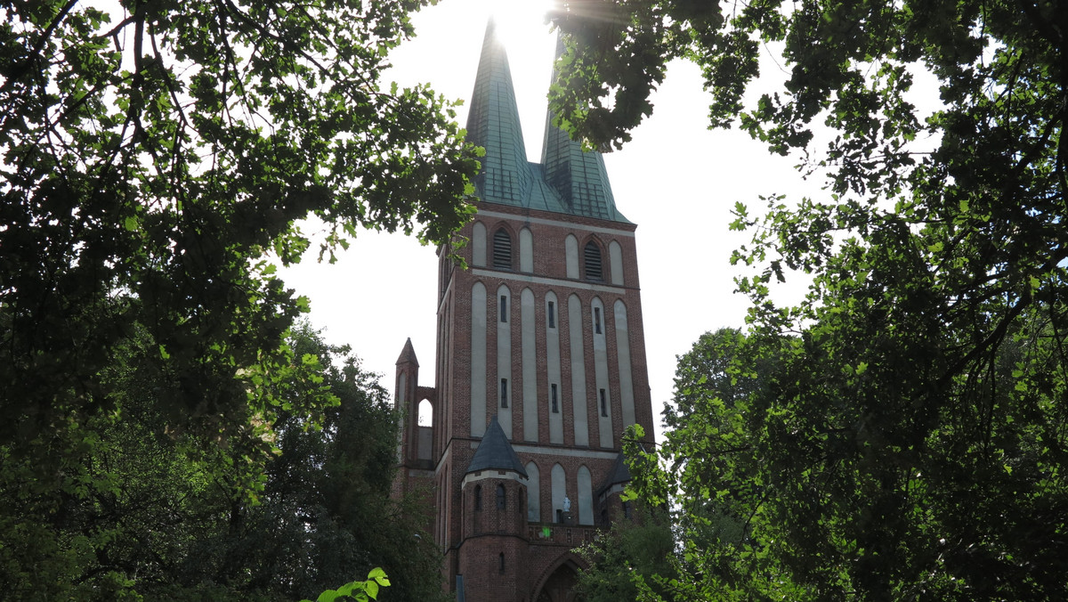 Z okazji Święta Niepodległości oraz setnej rocznicy budowy dawny kościół garnizonowy w Olsztynie zyskał iluminację. To kolejny olsztyński zabytek, którego podświetlenie wyeksponowało detale architektoniczne oraz stworzyło niepowtarzalny klimat.