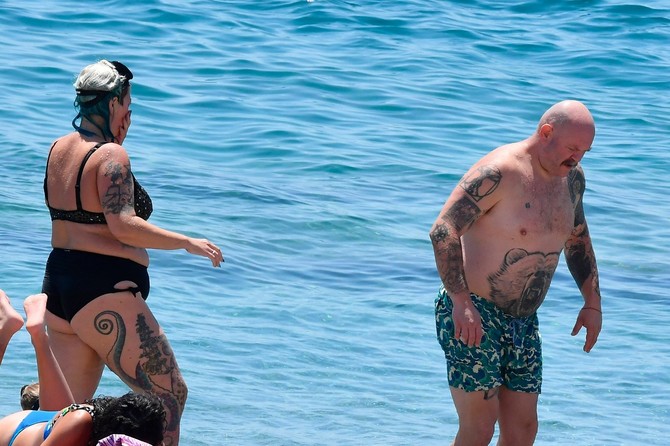 Glumac Darko Perić sa suprugom uživa na plaži u Italiji
