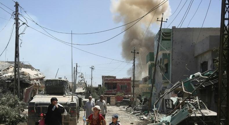 Displaced Iraqis from western Mosul flee their homes as security forces advance into the area during the ongoing offensive against Islamic State (IS) group fighters