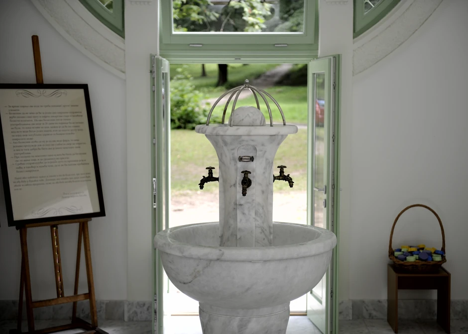 Česma sa mineralnom vodom nalazi se u sredini Paviljona