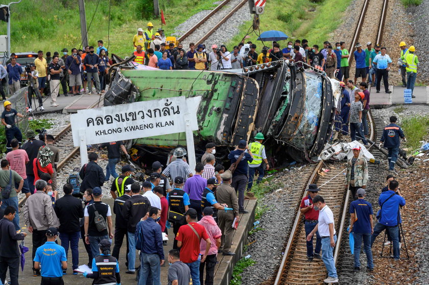 Dramat w Tajlandii. Autobus zderzył się z pociągiem. Nie żyje 20 osób