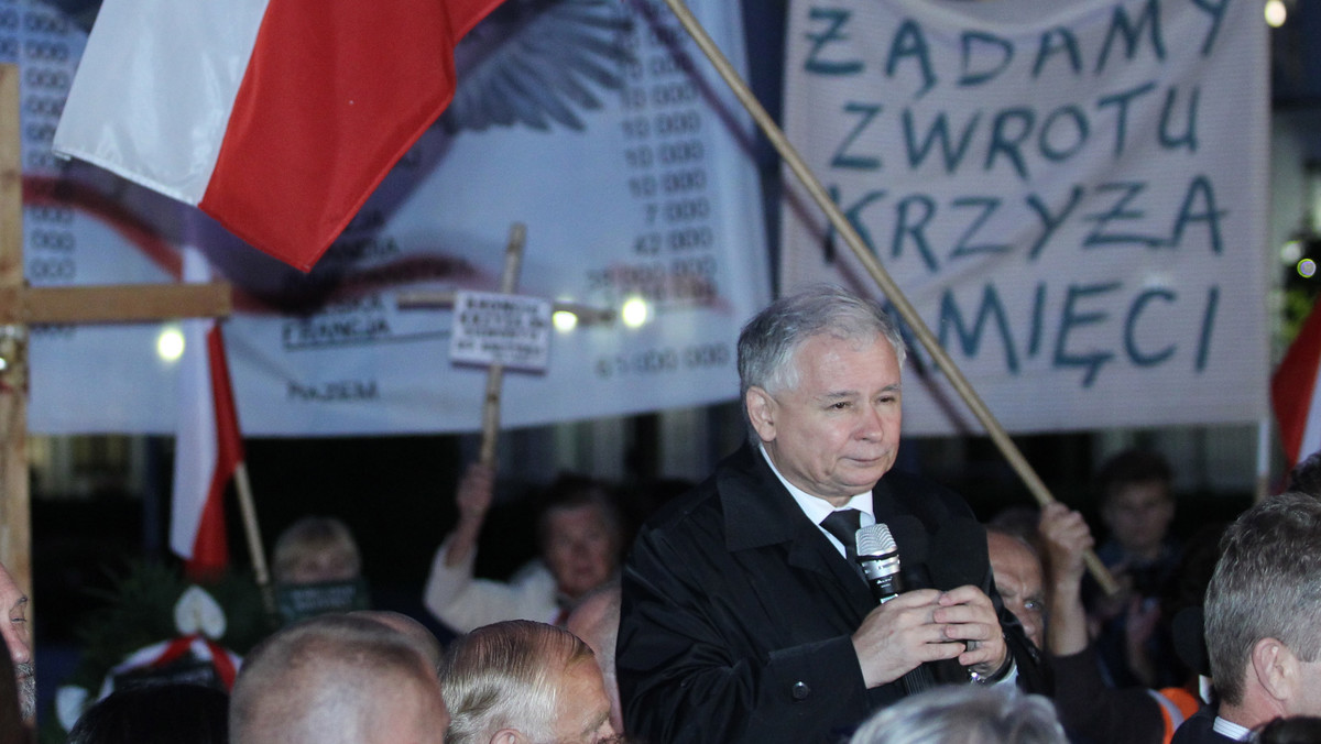 Wciąż nie znamy prawdy o Smoleńsku, brak wielu bardzo ważnych dowodów związanych z katastrofą - powiedział w środę wieczorem lider PiS Jarosław Kaczyński do zgromadzonych przed Pałacem Prezydenckim w Warszawie. Podkreślił, że w styczniu, gdy Międzypaństwowy Komitet Lotniczy (MAK) ogłosił raport na temat katastrofy, "ogarnął nas słuszny gniew", bo zostaliśmy obrażeni", a pod koniec lipca, gdy opublikowano raport polskiej komisji badającej katastrofę, "doznaliśmy uczucia głębokiego zawodu".