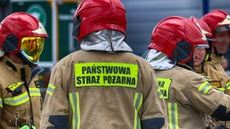 pożar na budowie w warszawie. gęsty dym nad miastem widoczny z wielu k