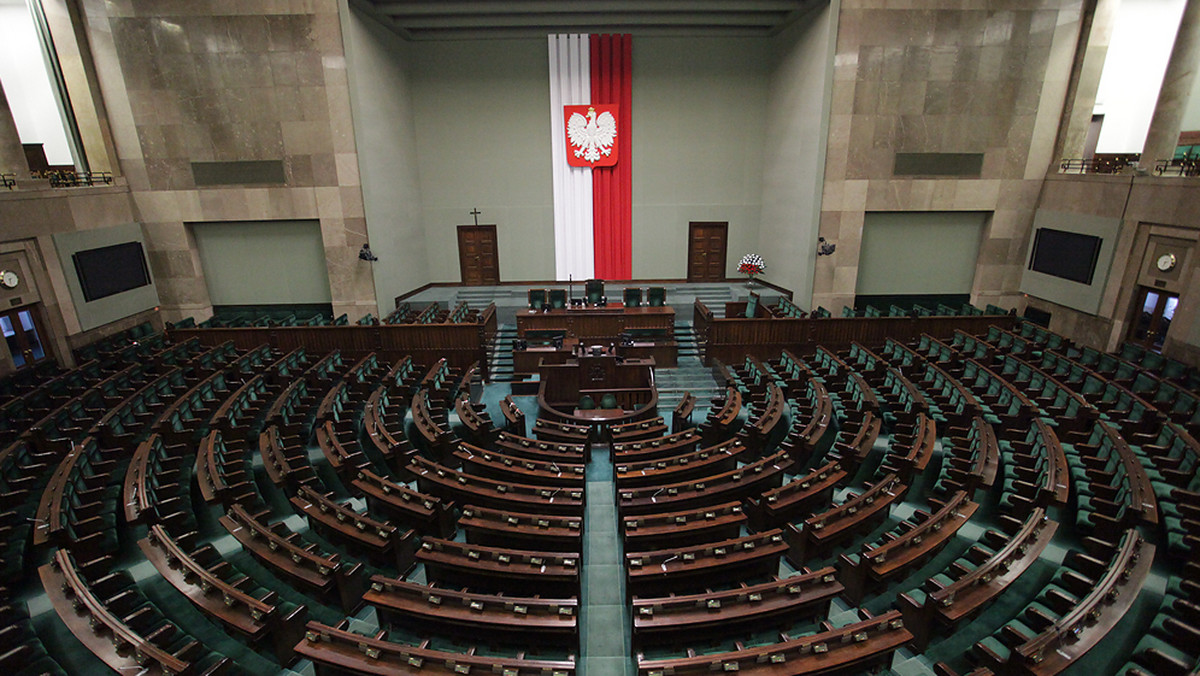 31 proc. osób, które zamierzają wziąć udział w wyborach parlamentarnych, chce głosować na PiS; na PO zagłosowałoby 26 proc. - wynika z sondażu TNS Polska. Do Sejmu weszłyby ponadto: SLD - 9 proc. poparcia oraz Twój Ruch - 5 proc.