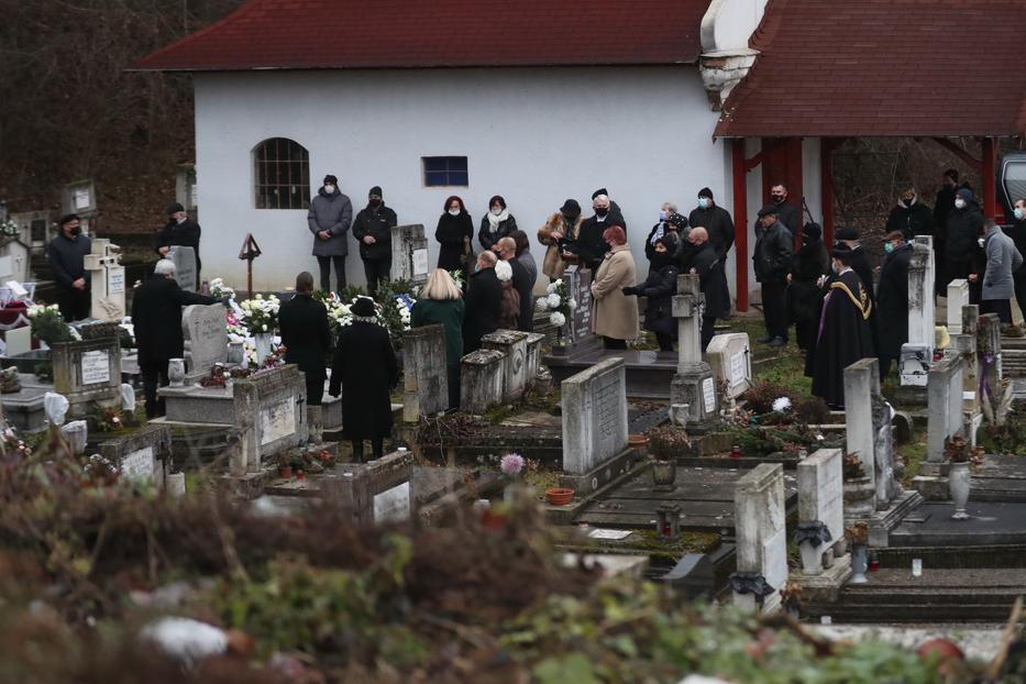 A máriabesnyői temetőben csak a szűk család,néhány barát és kolléga lehetett ott, amikor Ildikó hamvait a sírba helyezték /Fotó: Zsolnai Péter