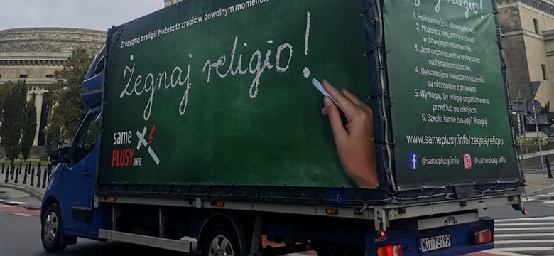 Furgonetka z napisem "Żegnaj religio" ruszyła w Polskę. "Uczą nienawiści"