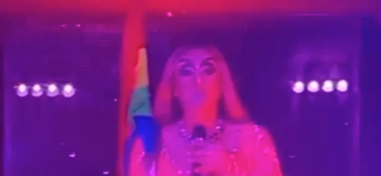 Znany w Rosji drag queen skazany na grzywnę. Śpiewał hymn Rosji z tęczową flagą w ręku