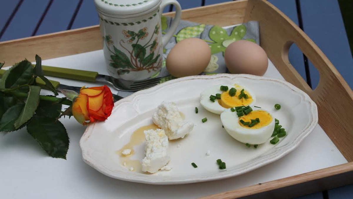 Uwielbiacie jajka na twardo, ale nie wiecie, jak szybko pozbyć się skorupki? Istnieje kilka sposobów, które na pewno ułatwią wam to zadanie. Pamiętajcie, że danie z jajek wygląda efektownie tylko wtedy, kiedy są one dokładnie obrane.