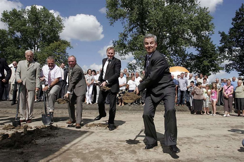 Minister chwali się papierowymi drogami