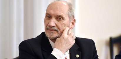 Serce Bartłomieja M. krwawi. Macierewicz się go wyparł