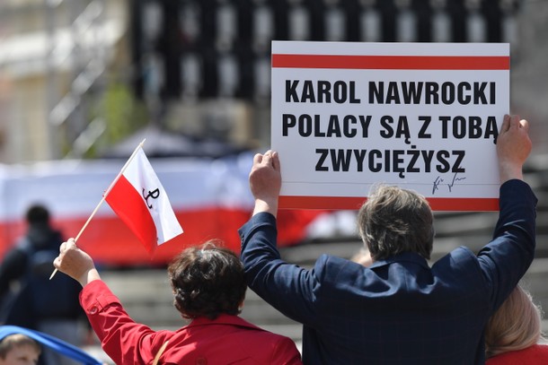 Uczestnicy marszu poparcia dla Karola Nawrockiego w Warszawie