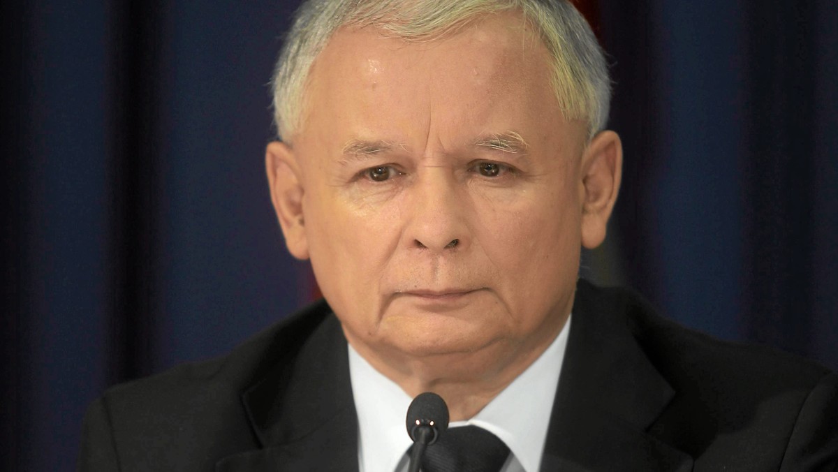 Jarosław Kaczyński tuż po konferencji premiera Donalda Tuska - na której ogłosił, że Bogdan Klich podał się do dymisji oraz skomentował raport komisji Millera - powiedział, że w całej sprawie wokół katastrofy smoleńskiej premier nie ma odwagi wziąć na siebie odpowiedzialności oraz że zabrakło mu odwagi i honoru w wydarzeniach po katastrofie.