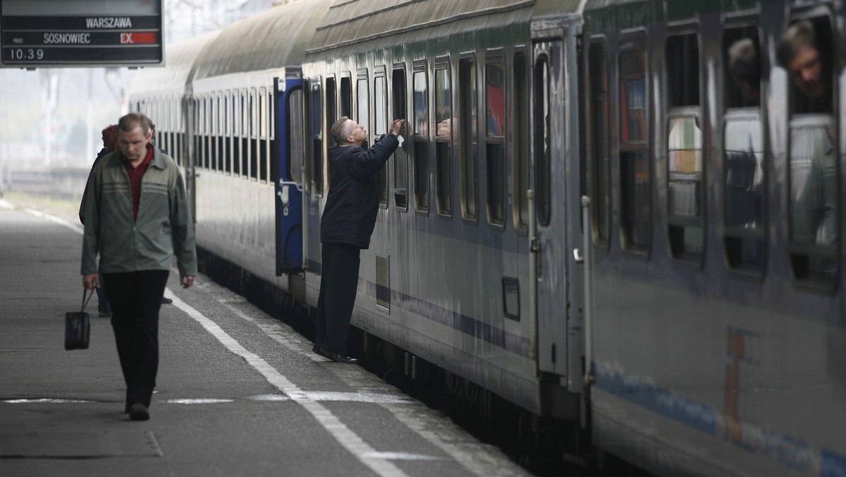 Związkowcy zablokują stację Warszawa Zachodnia, być może nie dojdzie do zablokowania dworca Warszawa Centralna - dowiedziało się radio TOK FM. Związkowcy trzymali te informacje w tajemnicy, by wprowadzić w błąd zarząd PKP.