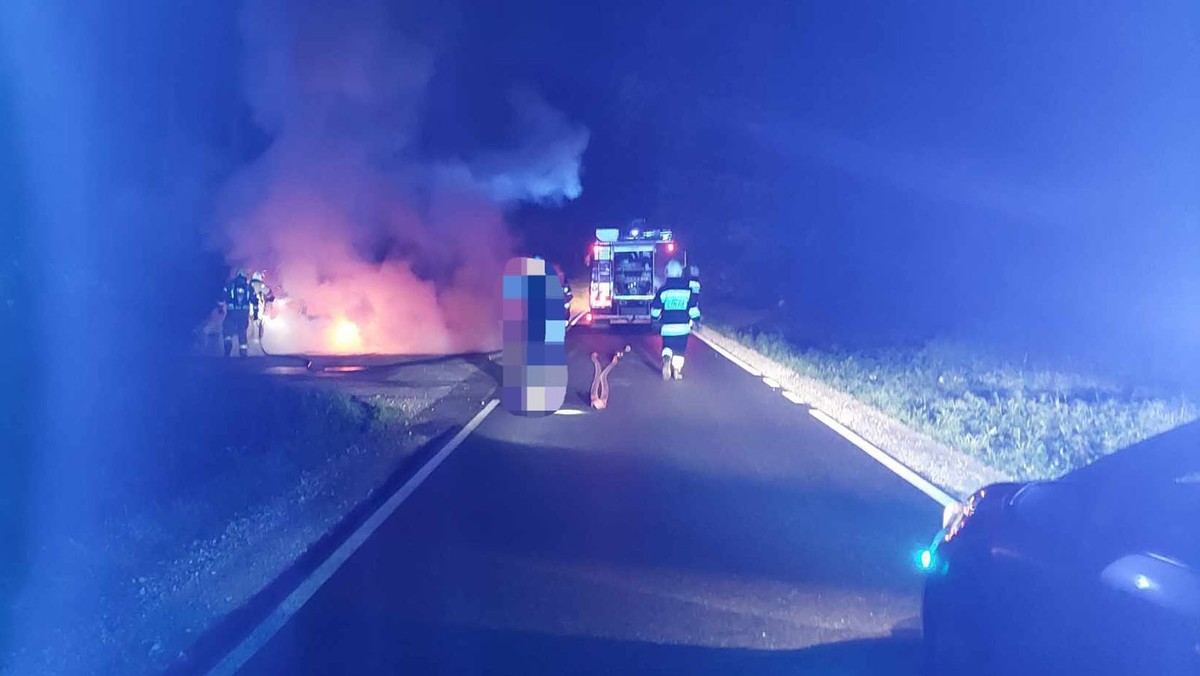 Spalone auto pod lasem w Gilowicach. W środku znaleziono zwęglone zwłoki