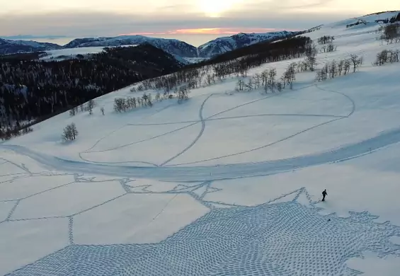 Wydeptywane mozaiki na śniegu. Sztuka w 40 000 kroków