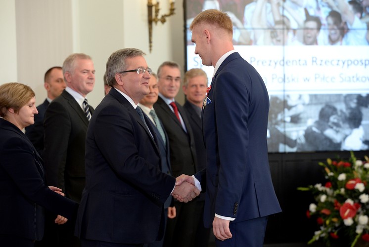 Prezydent Bronisław Komorowski odznacza Krzyżem Oficerskim Orderu Odrodzenia Polski zawodnika reprezentacji Polski Pawła Zagumnego