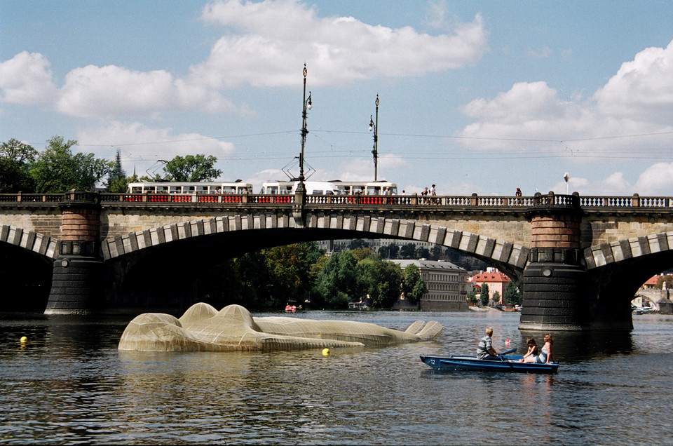 "Ponorná socha Vltava" ("Immersive Sculpture Vltava", 2000)