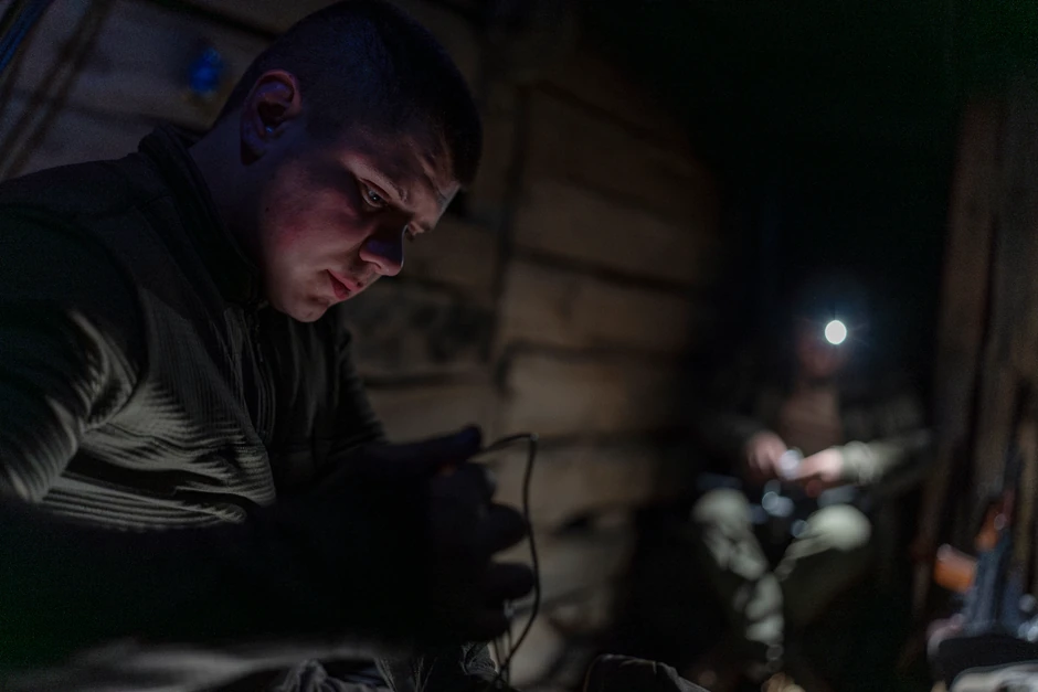 Ukrajinski vojnici upravljaju dronom iz rovova kod Bahmuta u Donjecku 23. aprila