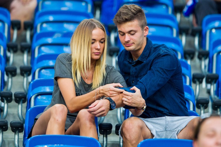 Tak całuje Karol Linetty. Piłkarz Lecha zabrał swoją dziewczynę na mecz