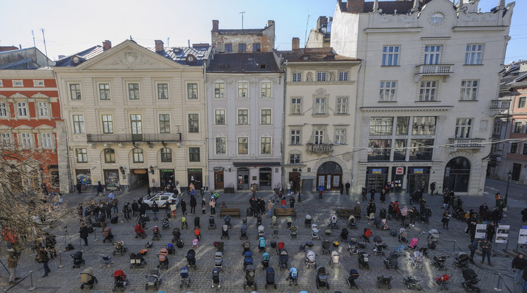 Babakocsikkal demonstráltak a háború gyermekáldozatai emlékére Lvivben / Fotó: MTI/EPA/Mikola Tisz