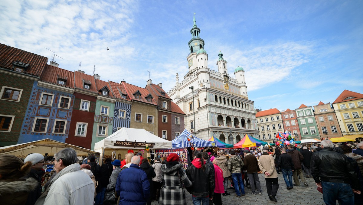 Wystawa "Tęsknota za wolnością i samowola władzy – Polacy i Węgrzy na ulicach w 1956 roku" została otwarta dziś na Starym Rynku w Poznaniu. Ekspozycję przygotowało Muzeum Zgromadzenia Narodowego w Budapeszcie oraz poznański oddział IPN.