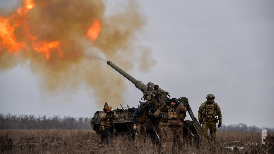 Ukraińskie zespoły artyleryjskie przeprowadzające ostrzał kierunku rosyjskich pozycji w Bachmucie, 5 lutego 2023 r.