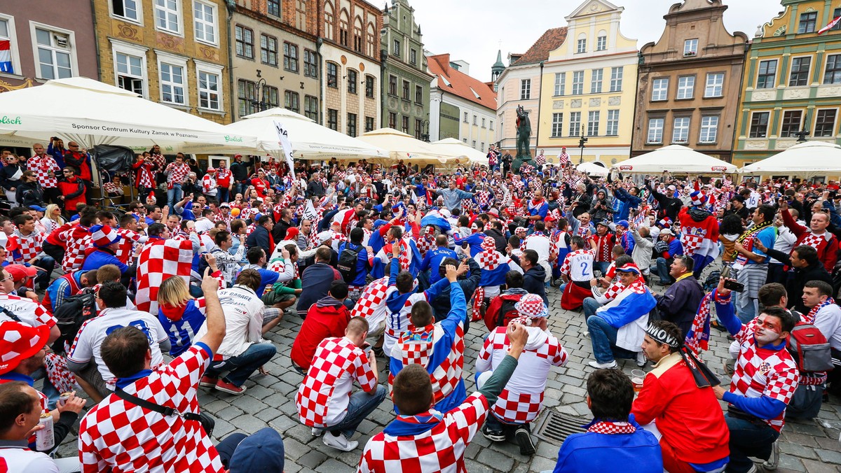 Stolica Wielkopolski żegna się z zagranicznymi kibicami. W poniedziałek od rana w centrum miasta pojawiają się kredowe napisy z podziękowaniami w różnych językach. Największy z nich powstał w Strefie Kibica i przy Teatrze Wielkim.