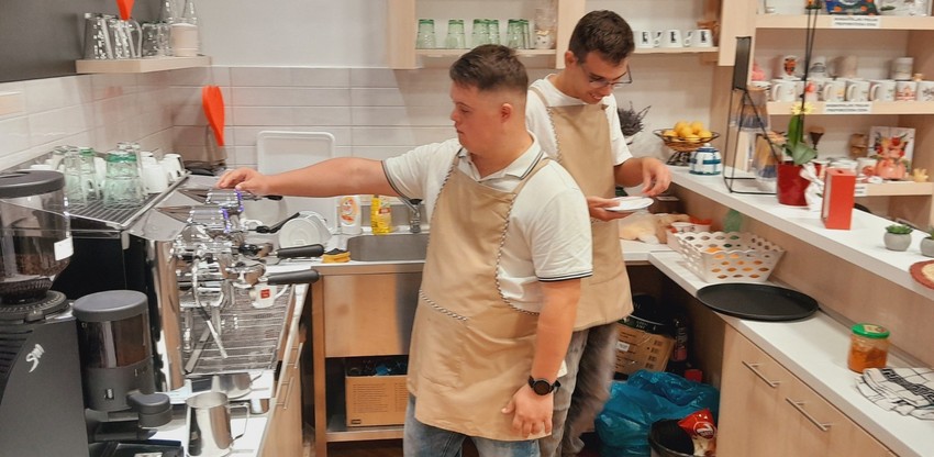 Dado je jedan od omiljenih konobara u klubu "Zvuci srca"