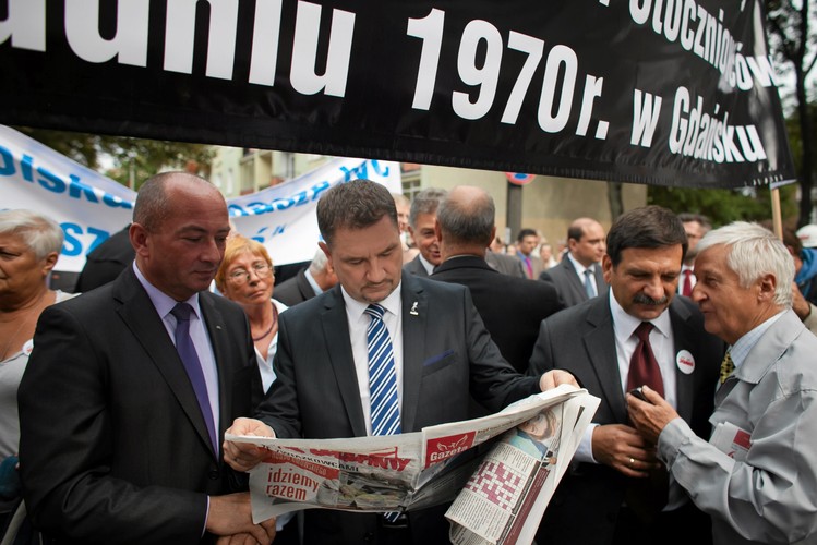 Uczestnicy mszy, wśród nich szef związku Piotr Duda, przeszli po jej odprawieniu do sali BHP Stoczni Gdańskiej, gdzie odbyła się konferencja. Robotnicy protestujący w '80 i '88 roku zostali zdradzeni przez dawnych kolegów, którzy teraz są u władzy - powiedział. Szef 